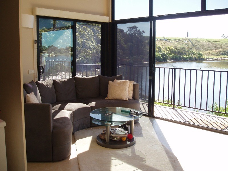 93 Seaview Parade, Lakes Entrance VIC 3909