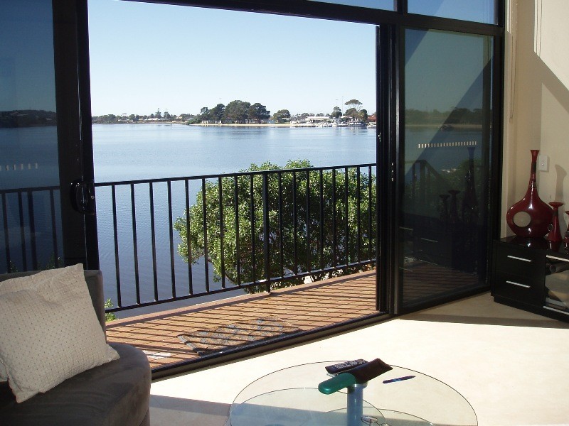 93 Seaview Parade, Lakes Entrance VIC 3909