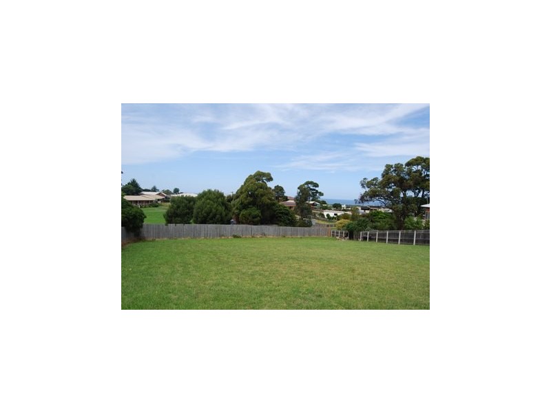 20 Periwinkle Drive, Lakes Entrance VIC 3909