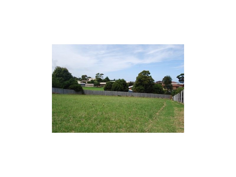 20 Periwinkle Drive, Lakes Entrance VIC 3909
