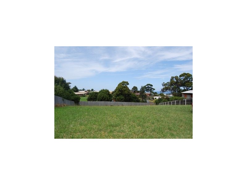20 Periwinkle Drive, Lakes Entrance VIC 3909