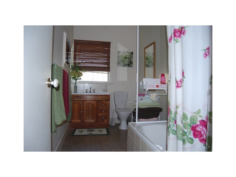 49 Albatross Road, Lakes Entrance VIC 3909