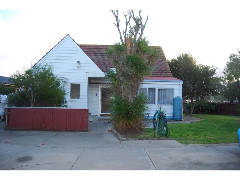 6 North Arm Avenue, Lakes Entrance VIC 3909