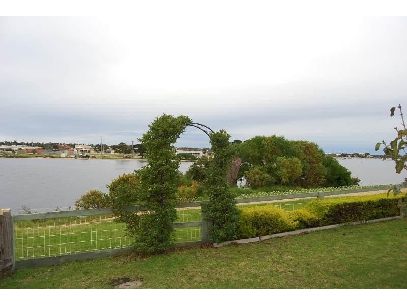 2 John Street, Lakes Entrance VIC 3909