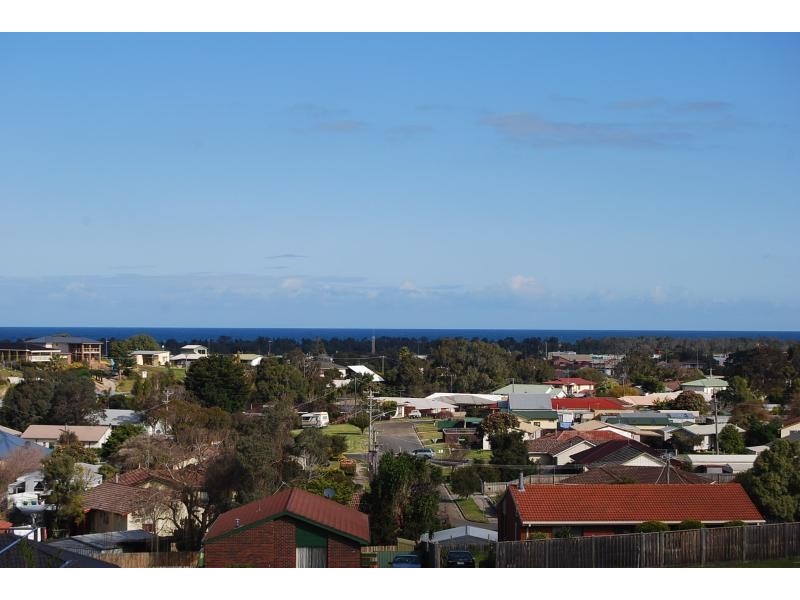 8 Hillcrest Rise, Lakes Entrance VIC 3909