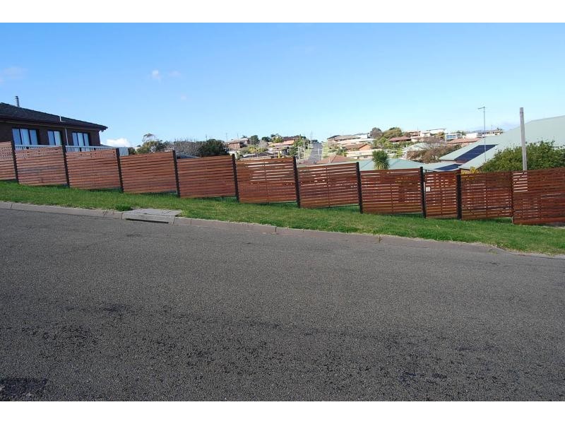 8 Hillcrest Rise, Lakes Entrance VIC 3909