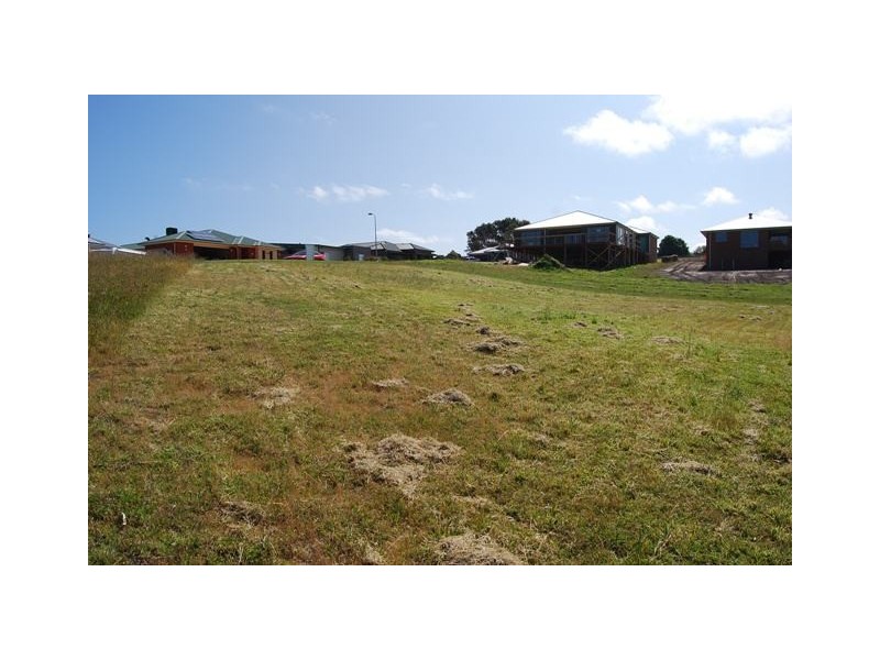 7 Lake Bunga Court, Lakes Entrance VIC 3909