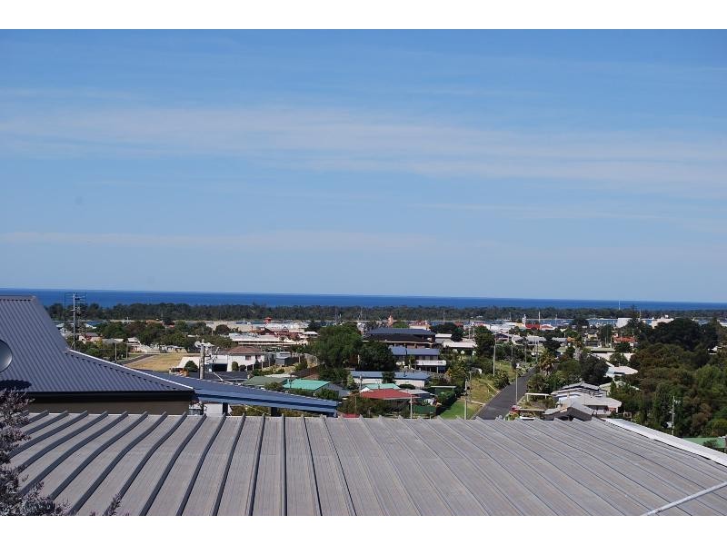 6 Uplands Avenue, Lakes Entrance VIC 3909