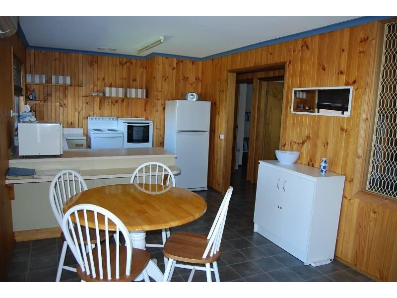 6 Uplands Avenue, Lakes Entrance VIC 3909