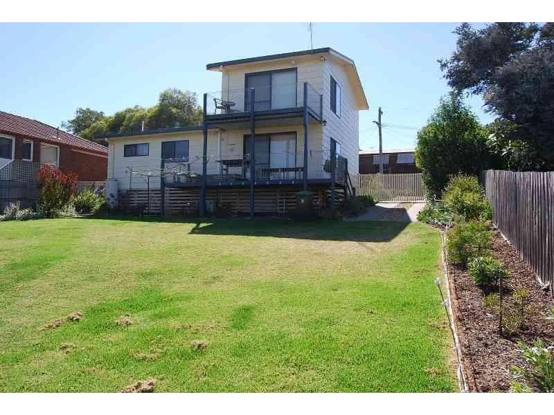 6 Uplands Avenue, Lakes Entrance VIC 3909