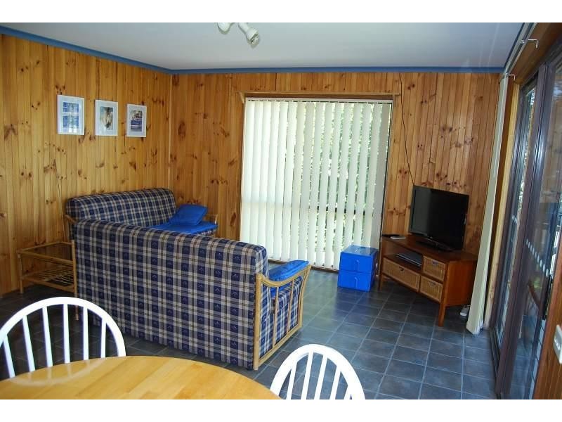 6 Uplands Avenue, Lakes Entrance VIC 3909