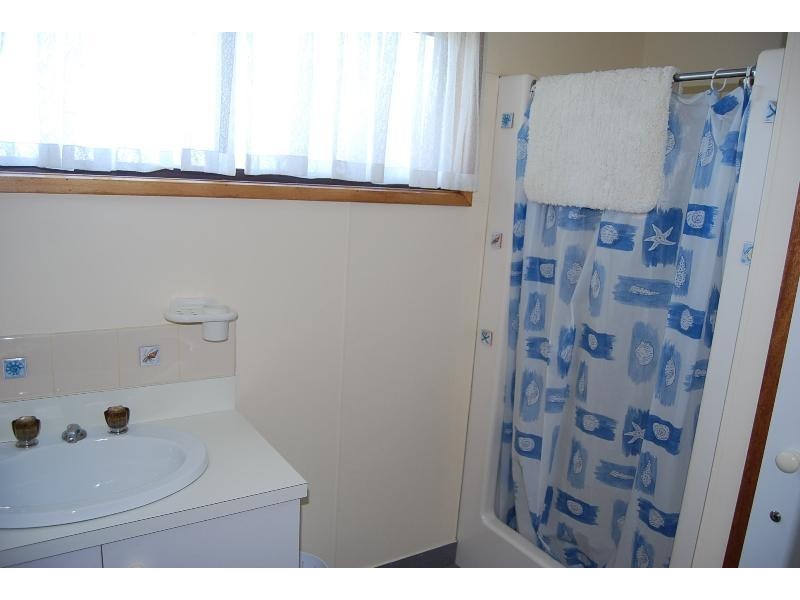 6 Uplands Avenue, Lakes Entrance VIC 3909