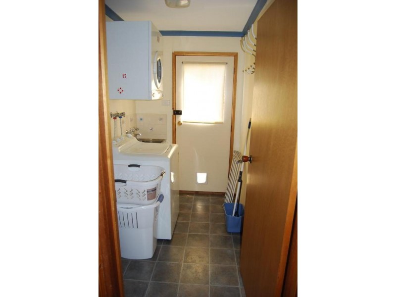 6 Uplands Avenue, Lakes Entrance VIC 3909