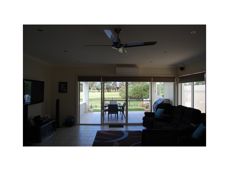 2 122 Golf Links Road, Lakes Entrance VIC 3909