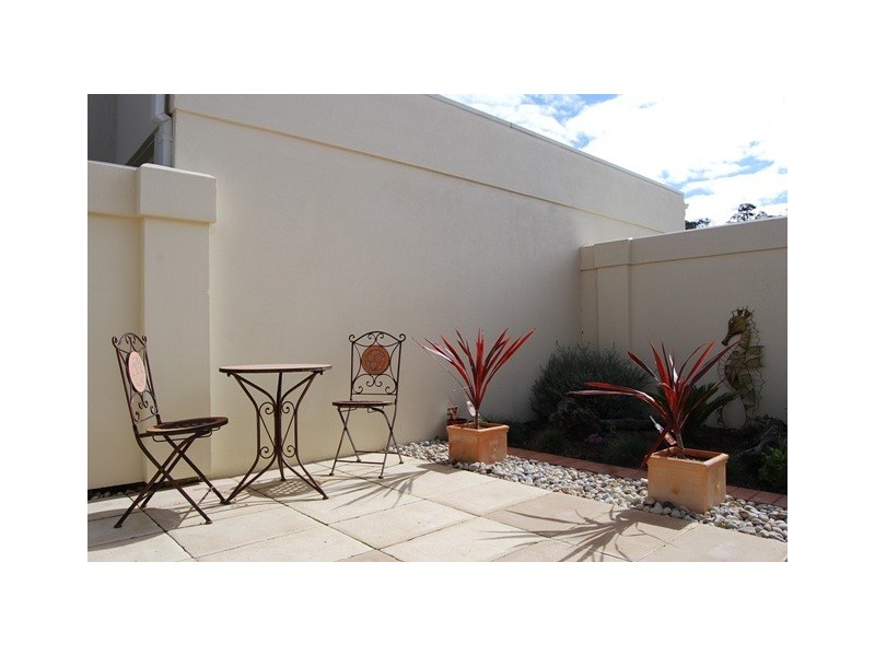 2 122 Golf Links Road, Lakes Entrance VIC 3909