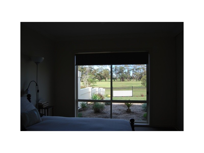 2 122 Golf Links Road, Lakes Entrance VIC 3909