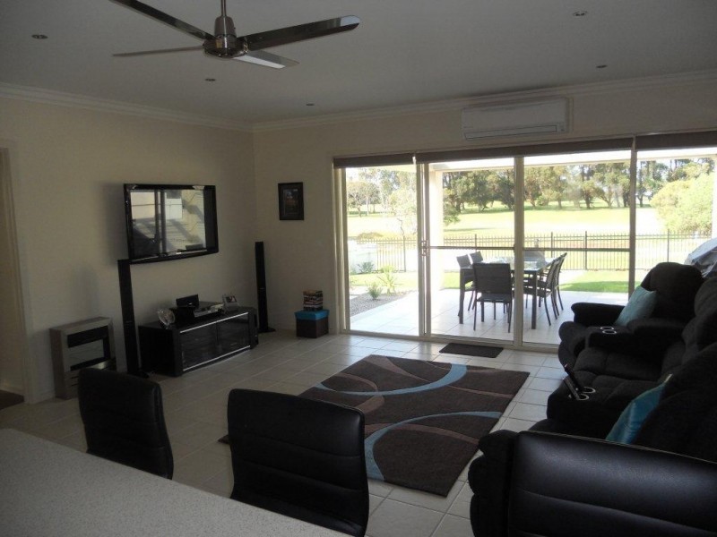 2 122 Golf Links Road, Lakes Entrance VIC 3909