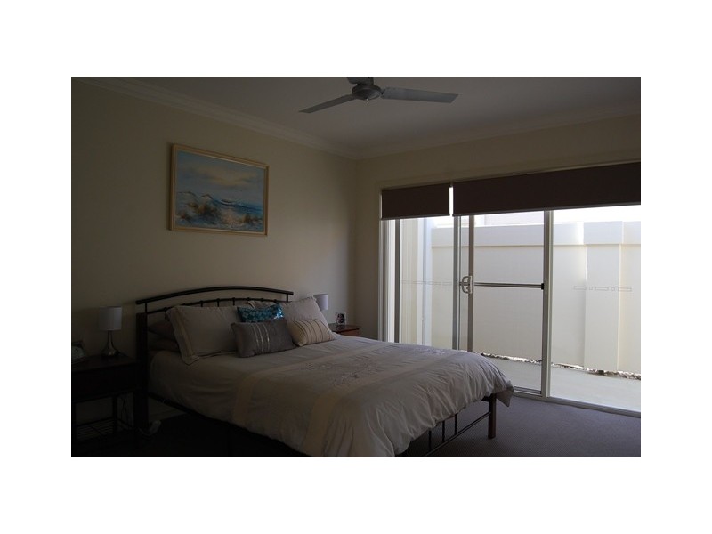 2 122 Golf Links Road, Lakes Entrance VIC 3909