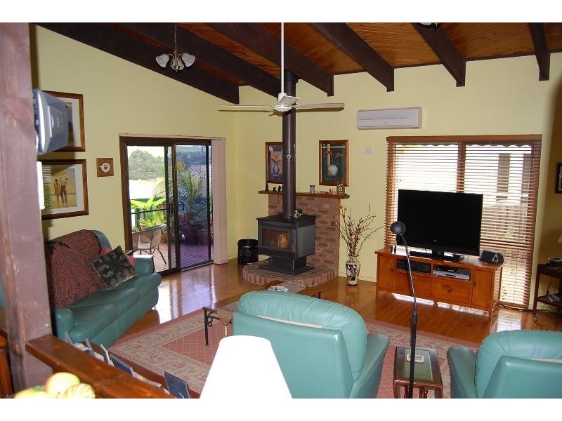 75 Lake Bunga Beach Road, Lakes Entrance VIC 3909