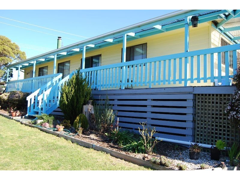 10 Capes Road, Lakes Entrance VIC 3909