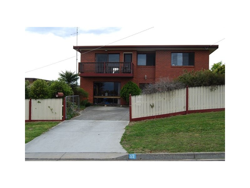 32 Capes Road, Lakes Entrance VIC 3909