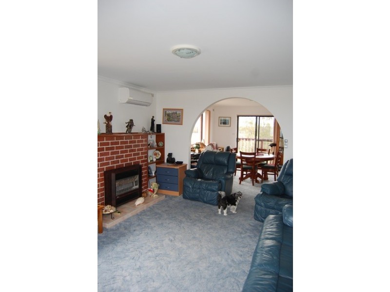 32 Capes Road, Lakes Entrance VIC 3909