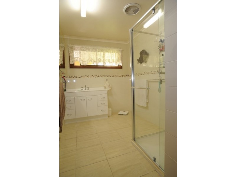 30 Ocean View Parade, Lakes Entrance VIC 3909