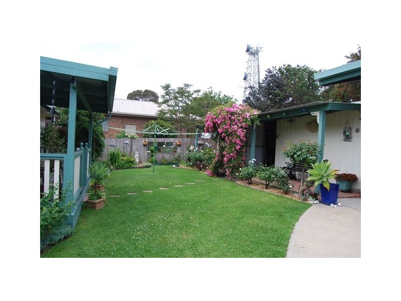 6 Hazel Road, Lakes Entrance VIC 3909