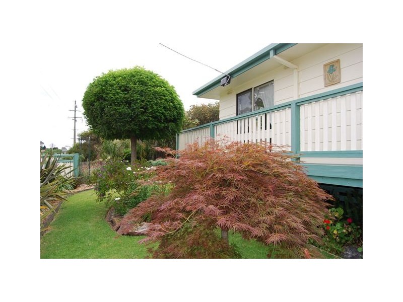 6 Hazel Road, Lakes Entrance VIC 3909