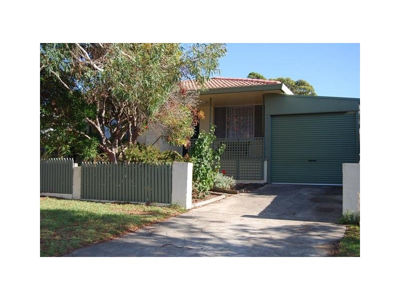 33 Creighton Street, Lakes Entrance VIC 3909