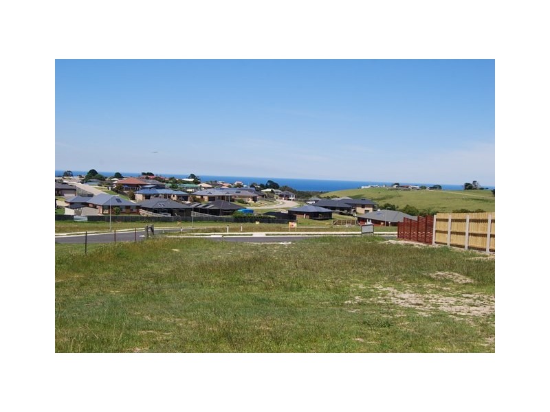 8 Lawson Drive, Lakes Entrance VIC 3909