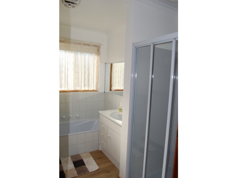 5 Alexandra Ave, Lakes Entrance VIC 3909