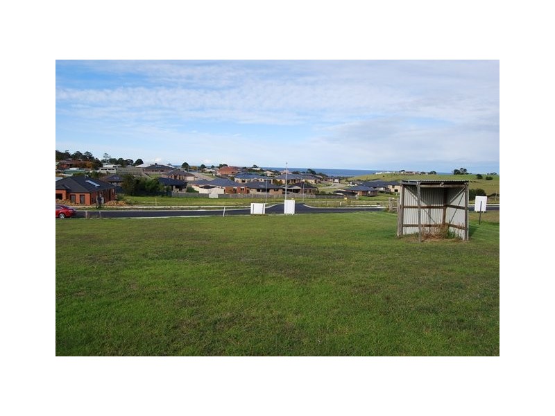 6 Lawson Drive, Lakes Entrance VIC 3909