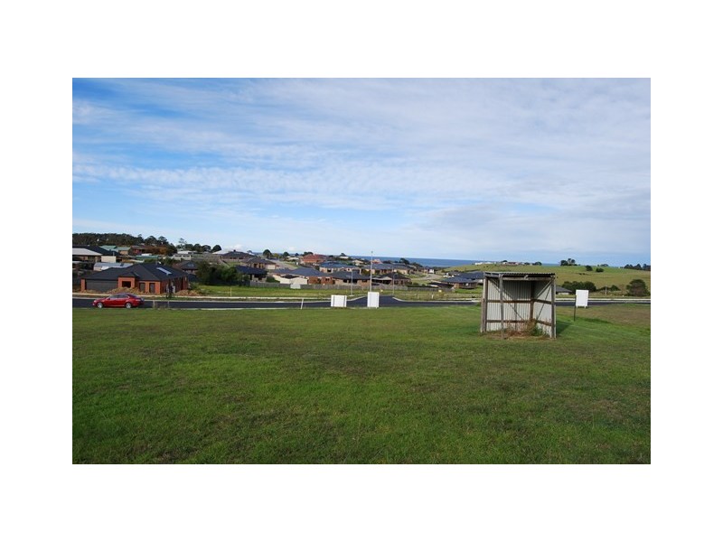 6 Lawson Drive, Lakes Entrance VIC 3909