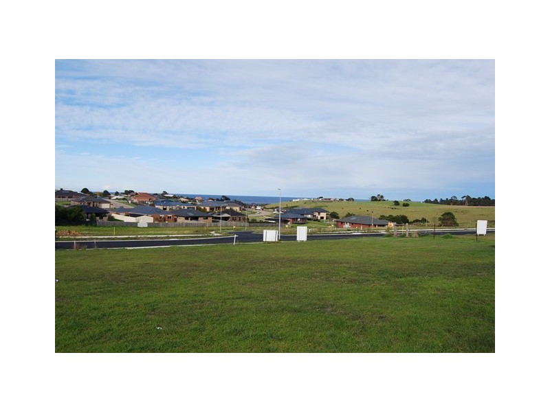 6 Lawson Drive, Lakes Entrance VIC 3909