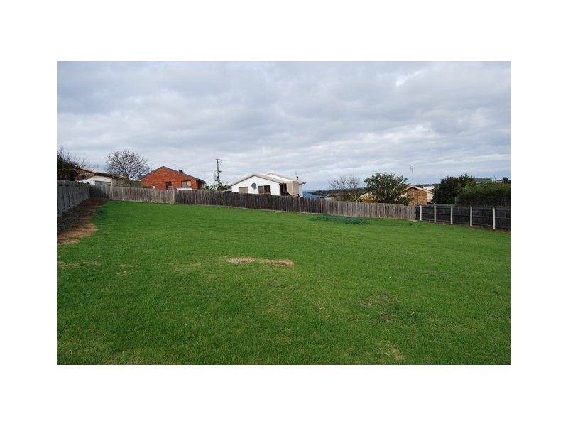 12 Clematis Court, Lakes Entrance VIC 3909