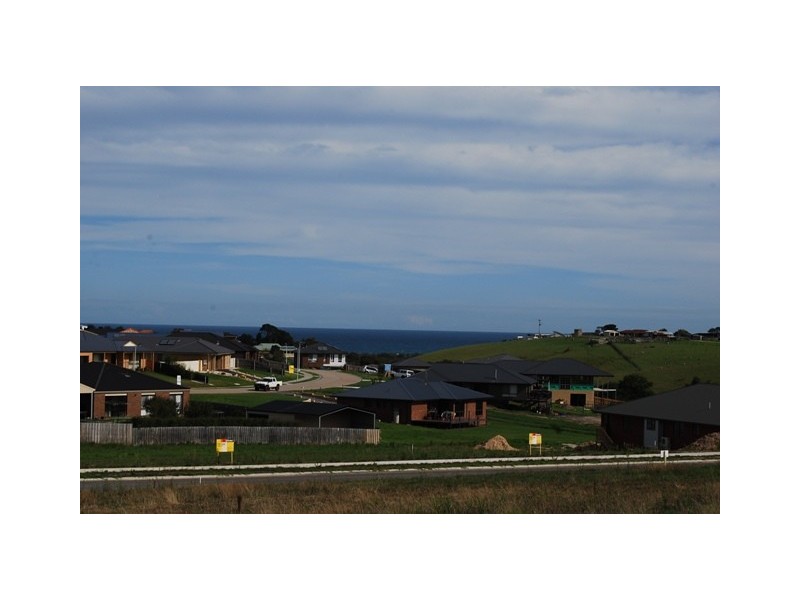 8 Lawson Drive, Lakes Entrance VIC 3909