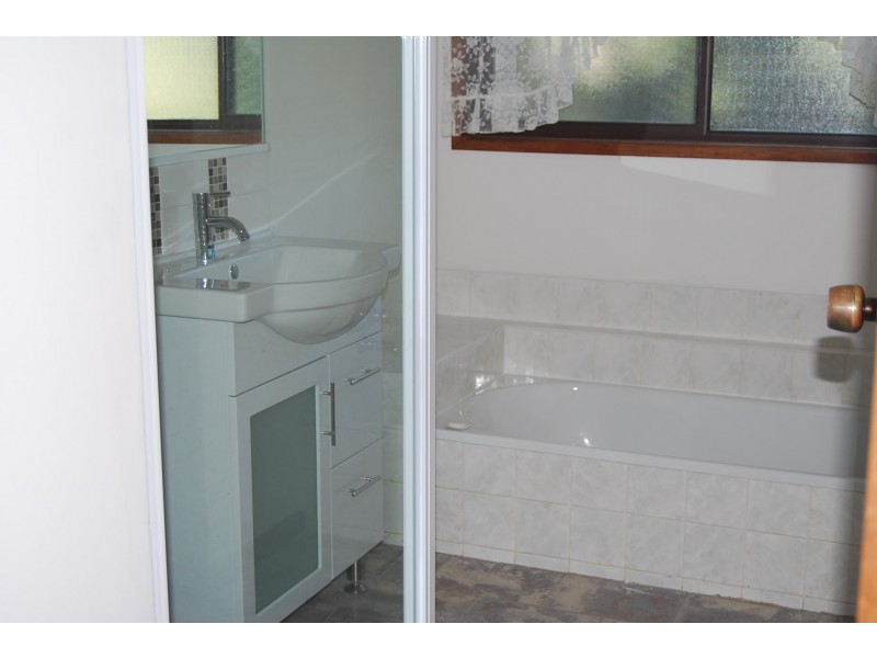 16 Nautilus Way, Lakes Entrance VIC 3909