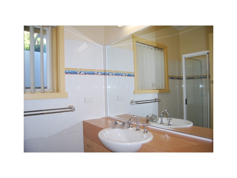 421 Esplanade, Lakes Entrance VIC 3909