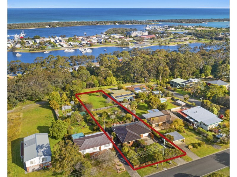 24 Creighton Street, Lakes Entrance VIC 3909