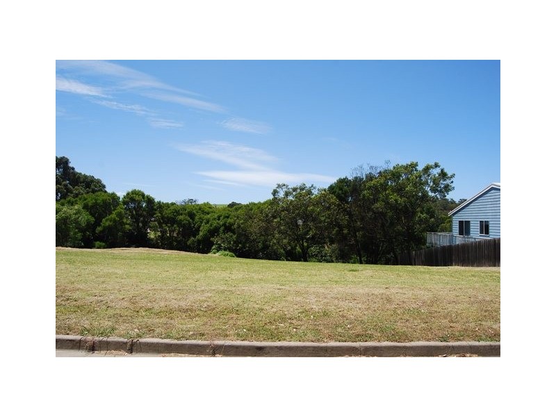 22 Campbell Grove, Lakes Entrance VIC 3909