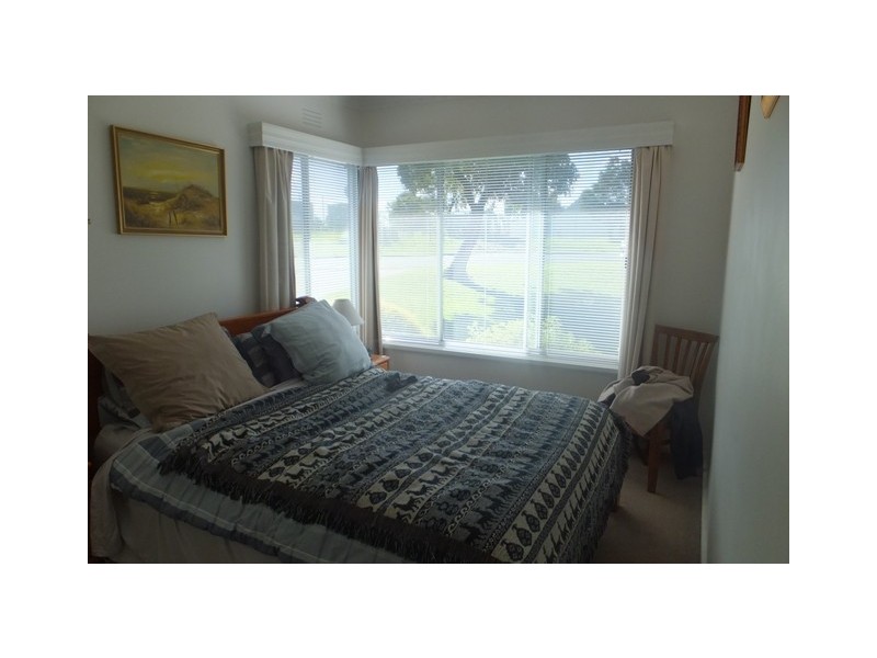 15 Capes Road, Lakes Entrance VIC 3909