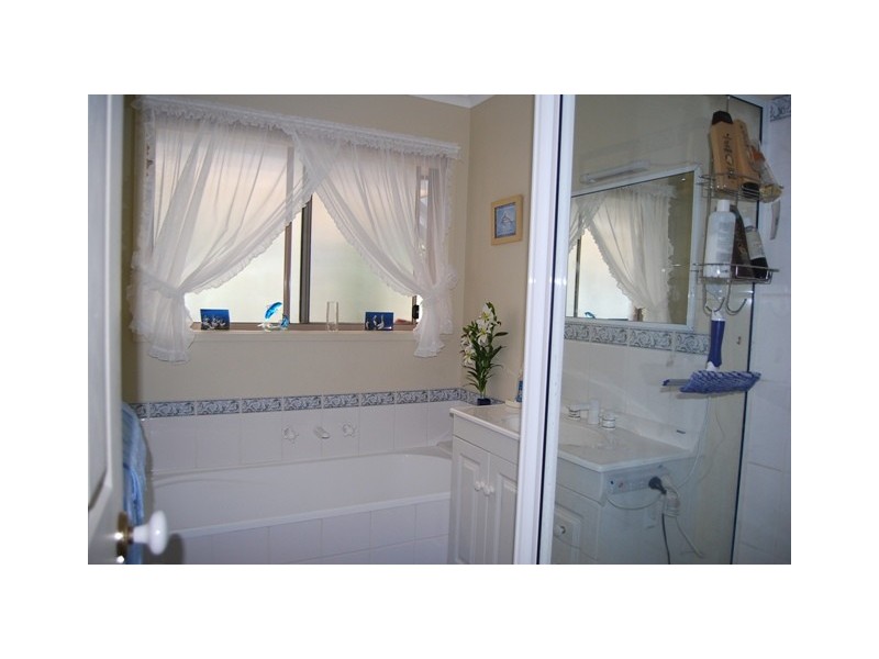 50 Nautilus Way, Lakes Entrance VIC 3909