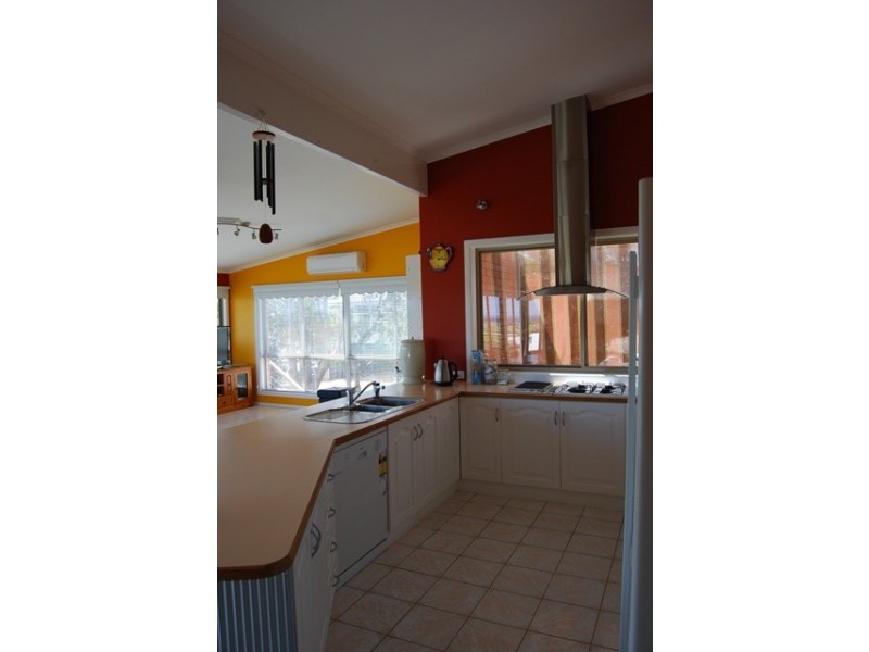 2 Bass Close, Lakes Entrance VIC 3909