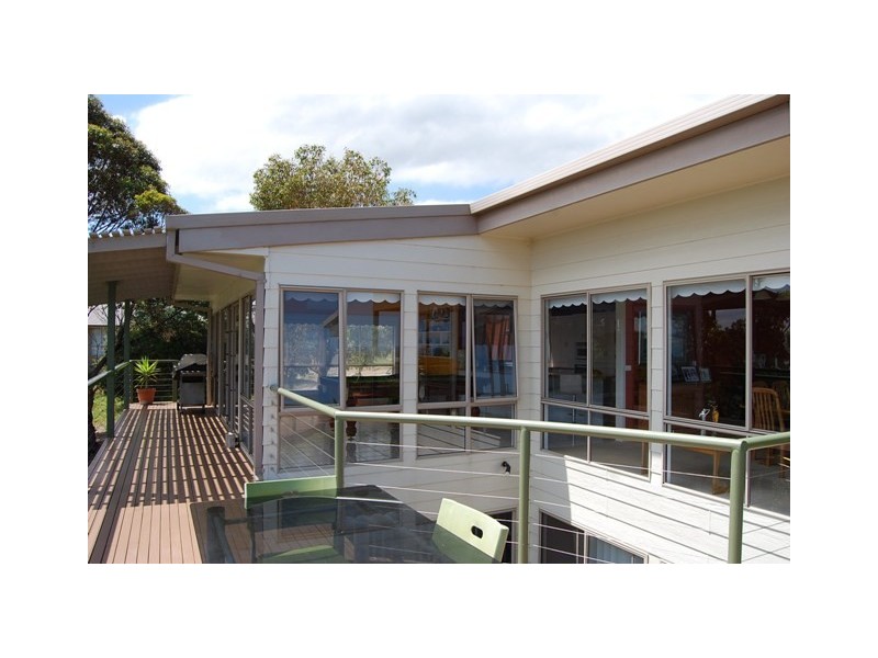 2 Bass Close, Lakes Entrance VIC 3909