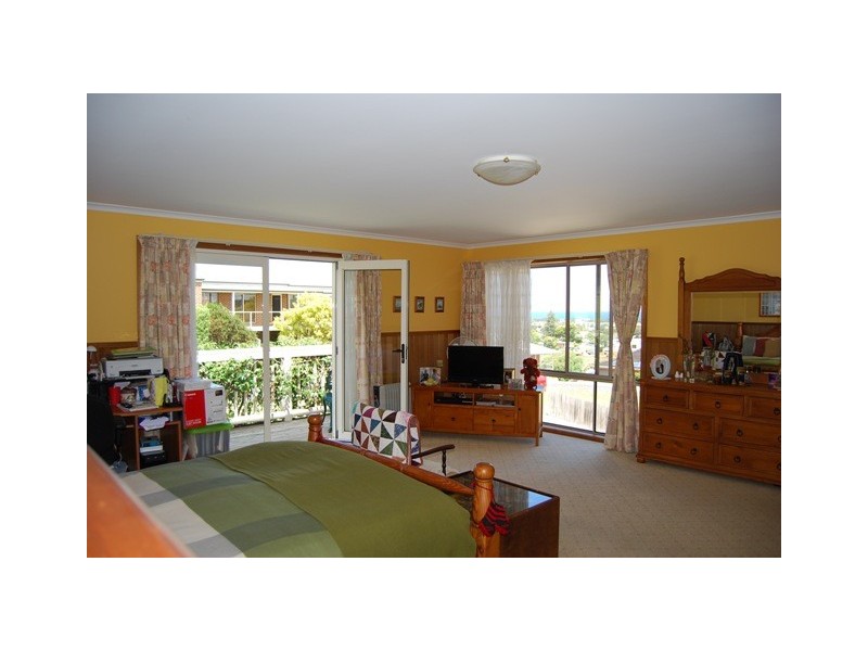 2 Bass Close, Lakes Entrance VIC 3909