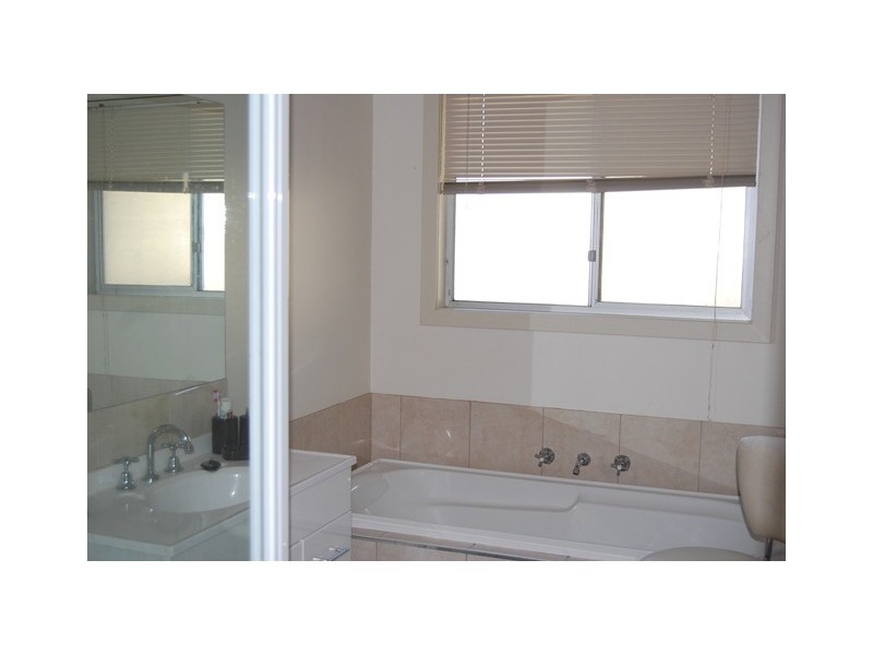 6 Foam Street, Lakes Entrance VIC 3909