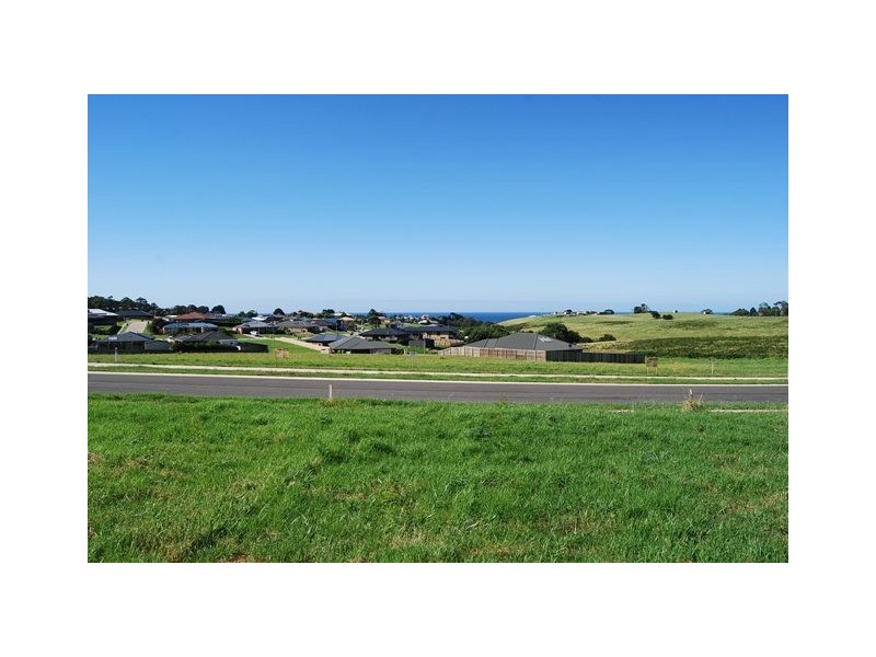 16 Lawson Drive, Lakes Entrance VIC 3909