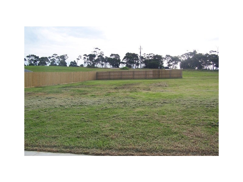 16 Lawson Drive, Lakes Entrance VIC 3909