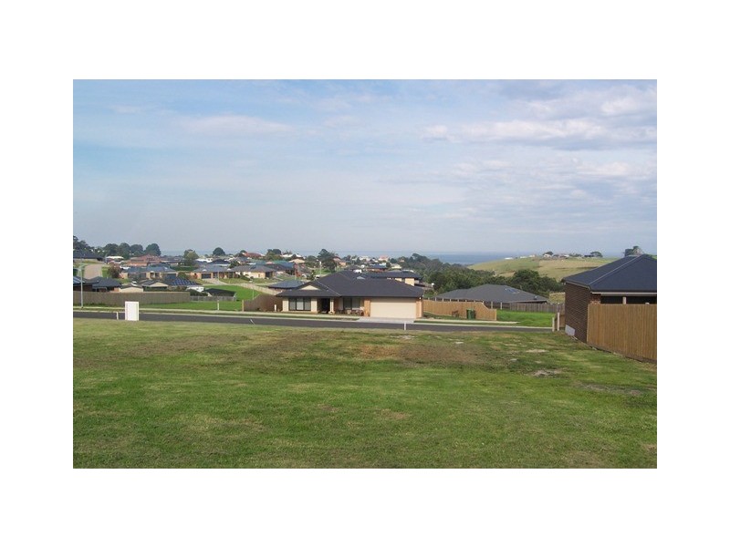 16 Lawson Drive, Lakes Entrance VIC 3909